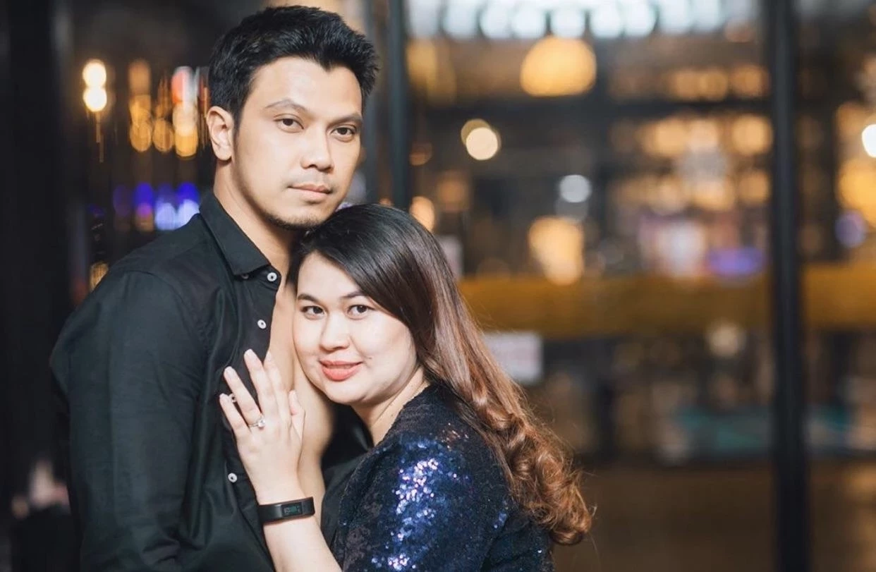 แสนปวดร้าว จูน เพ็ญชุลี ภรรยา หนุ่ม กะลา ยืนกอดลูก มองดูมือที่สามกับสามี   