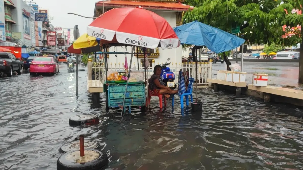 ฝนถล่มปทุมธานี 2 ชั่วโมง น้ำท่วมขังรอการระบายหลายจุด