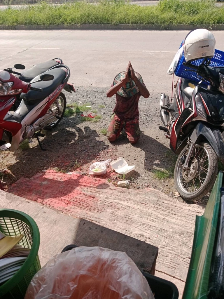 เจ้าของร้านมันไก่เปิดใจ หลังให้ข้าวลุงกินฟรี ซึ้งน้ำใจก้มกราบที่พื้น