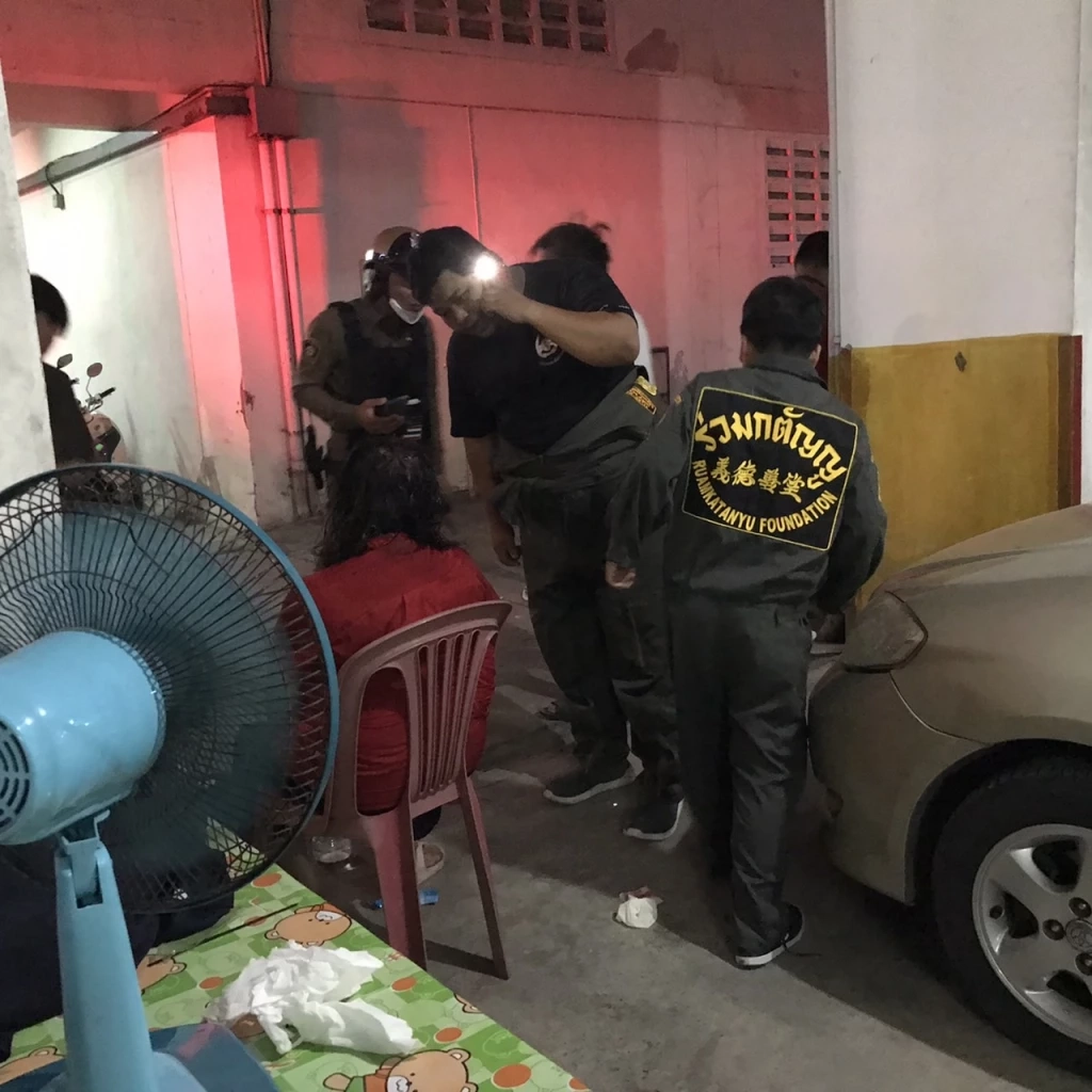 ผวาทั้งคอนโด "เจ๊หงส์ พิตบูล" คัมแบ็ก! คลั่งเอาหินทุบหัวแม่ อาการสาหัส