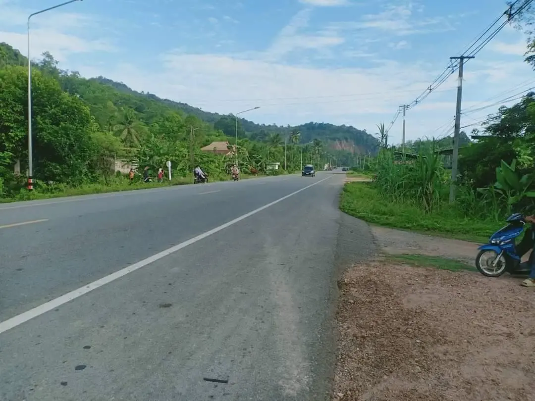 ด่วน! คนร้ายลอบวางระเบิดรถยนต์ตำรวจรามัน เจ็บ 4 นาย