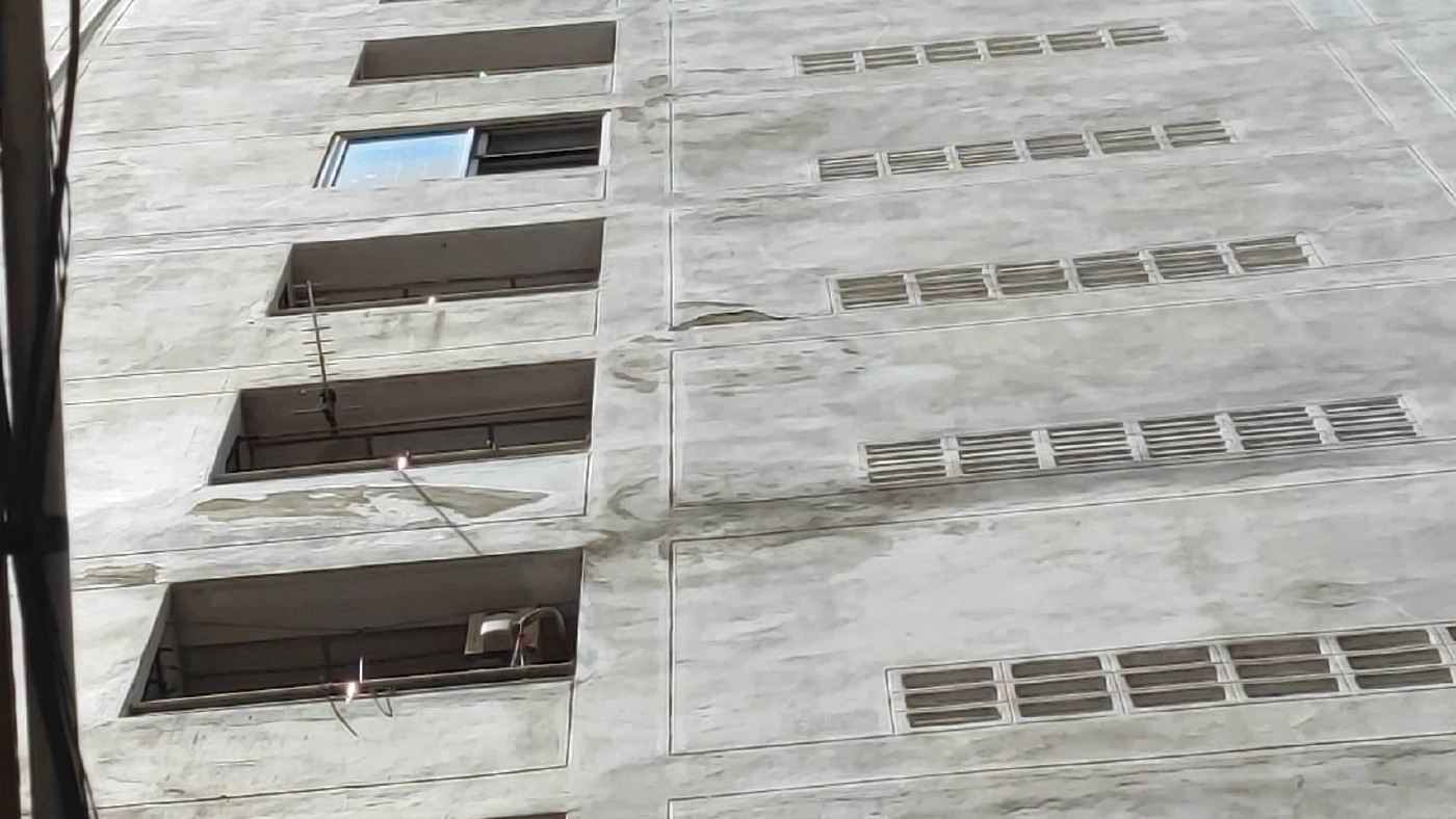 ผวาทั้งคอนโด "เจ๊หงส์ พิตบูล" คัมแบ็ก! คลั่งเอาหินทุบหัวแม่ อาการสาหัส