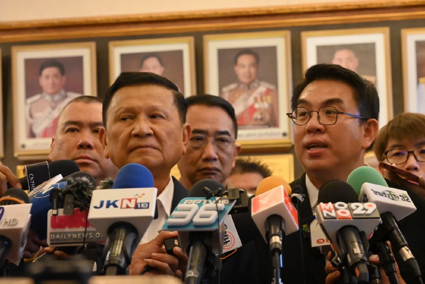 “วิโรจน์” หอบข้อมูลส่วยสติกเกอร์ ส่งถึงมือ จตช.