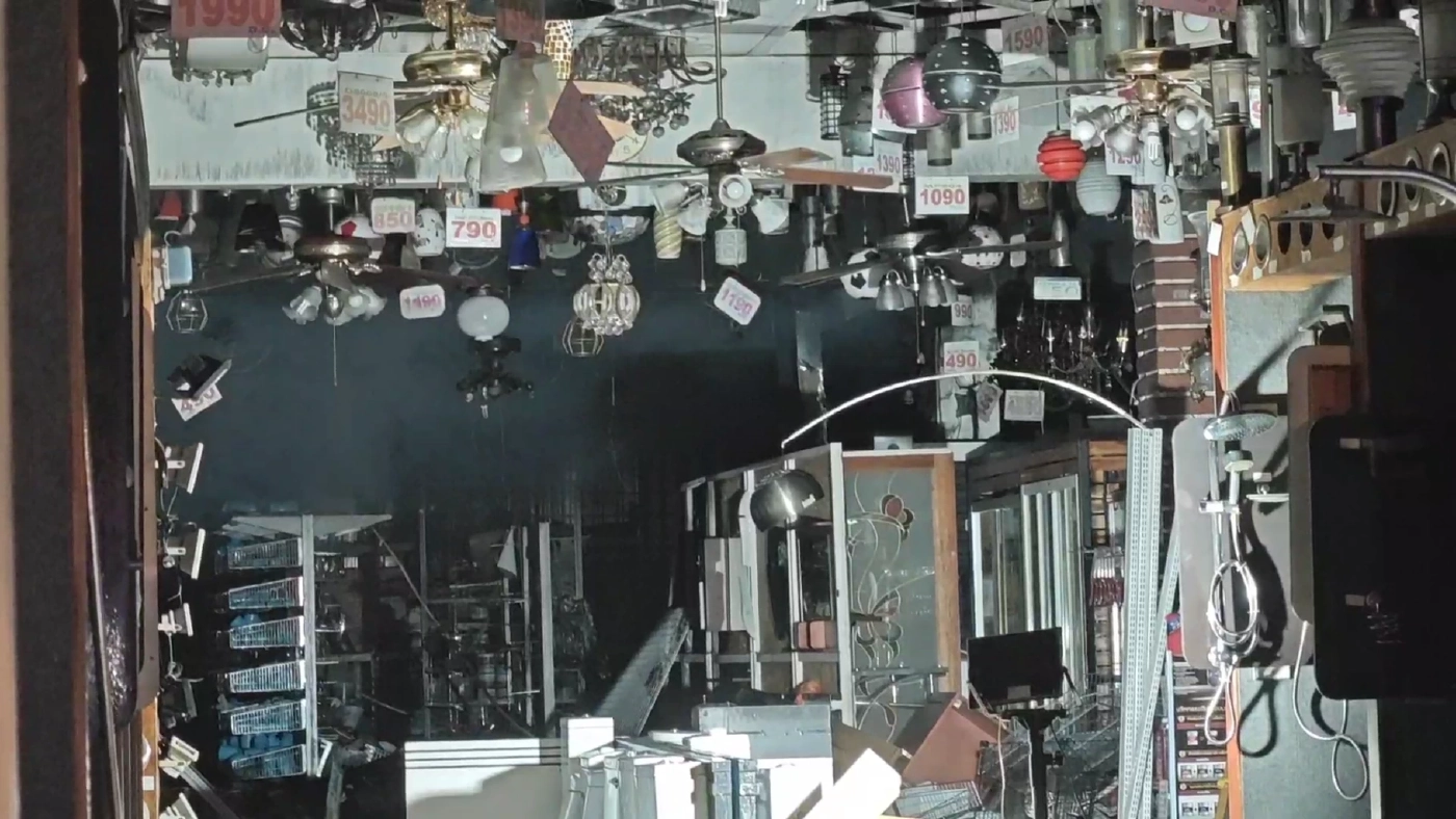 ไฟไหม้ร้านอุปกรณ์ไฟฟ้าเมืองตรัง มาราธอน 6 ชม. เฝ้าระวังต่อ หวั่นไฟลุกซ้ำ