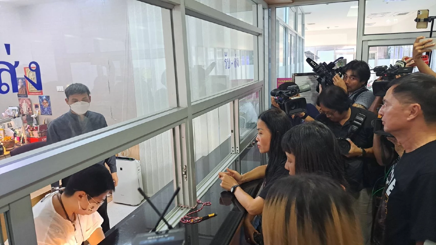 "กลุ่ม 24 มิถุนา" บุกกกต. จี้รับรองส.ส. 20 มิ.ย. ตีตกคำร้องถือหุ้นสื่อ "พิธา"