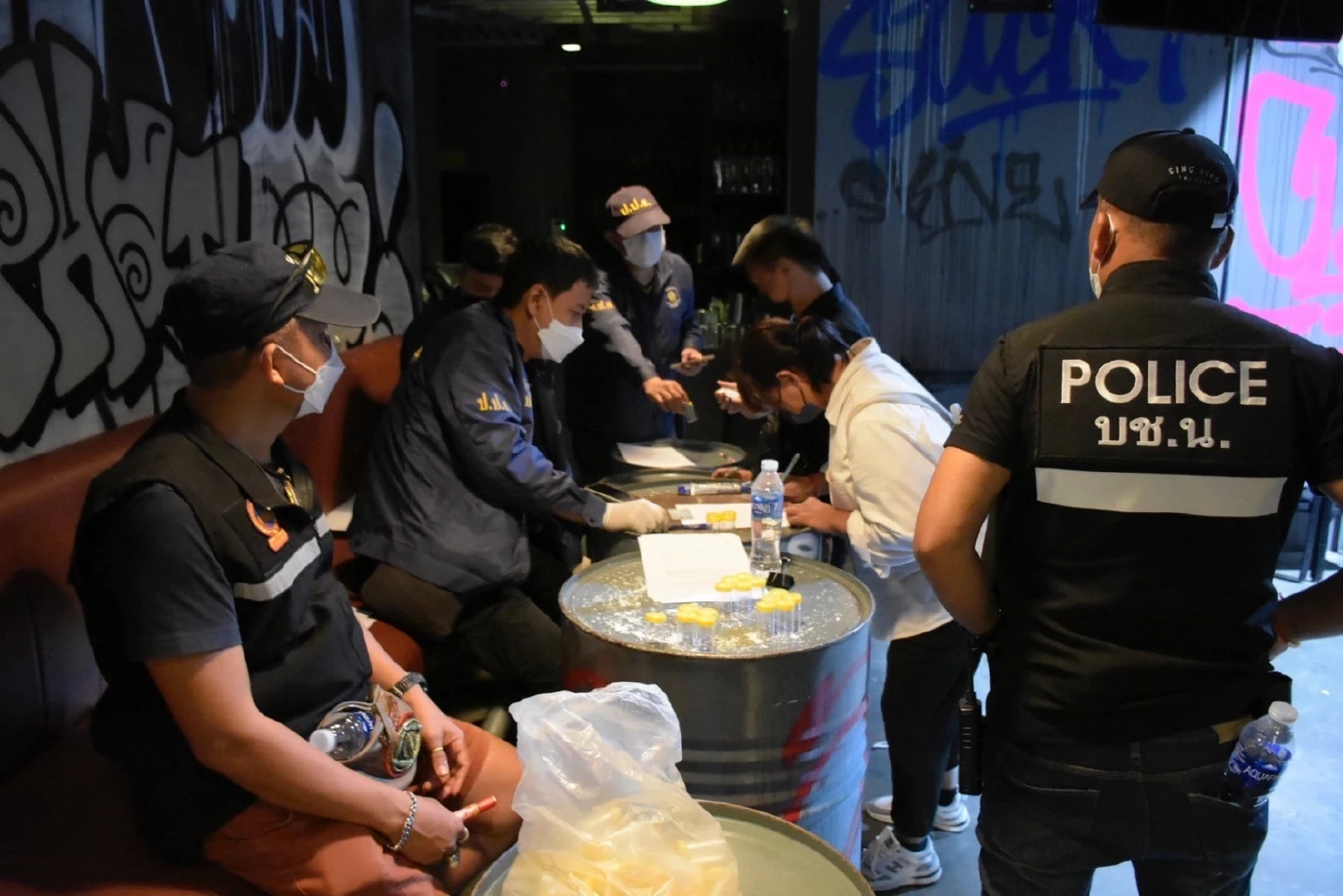 ตร.ทองหล่อ-ป.ป.ส. ค้นผับดังย่านเอกมัย พบยาเคเกลื่อน