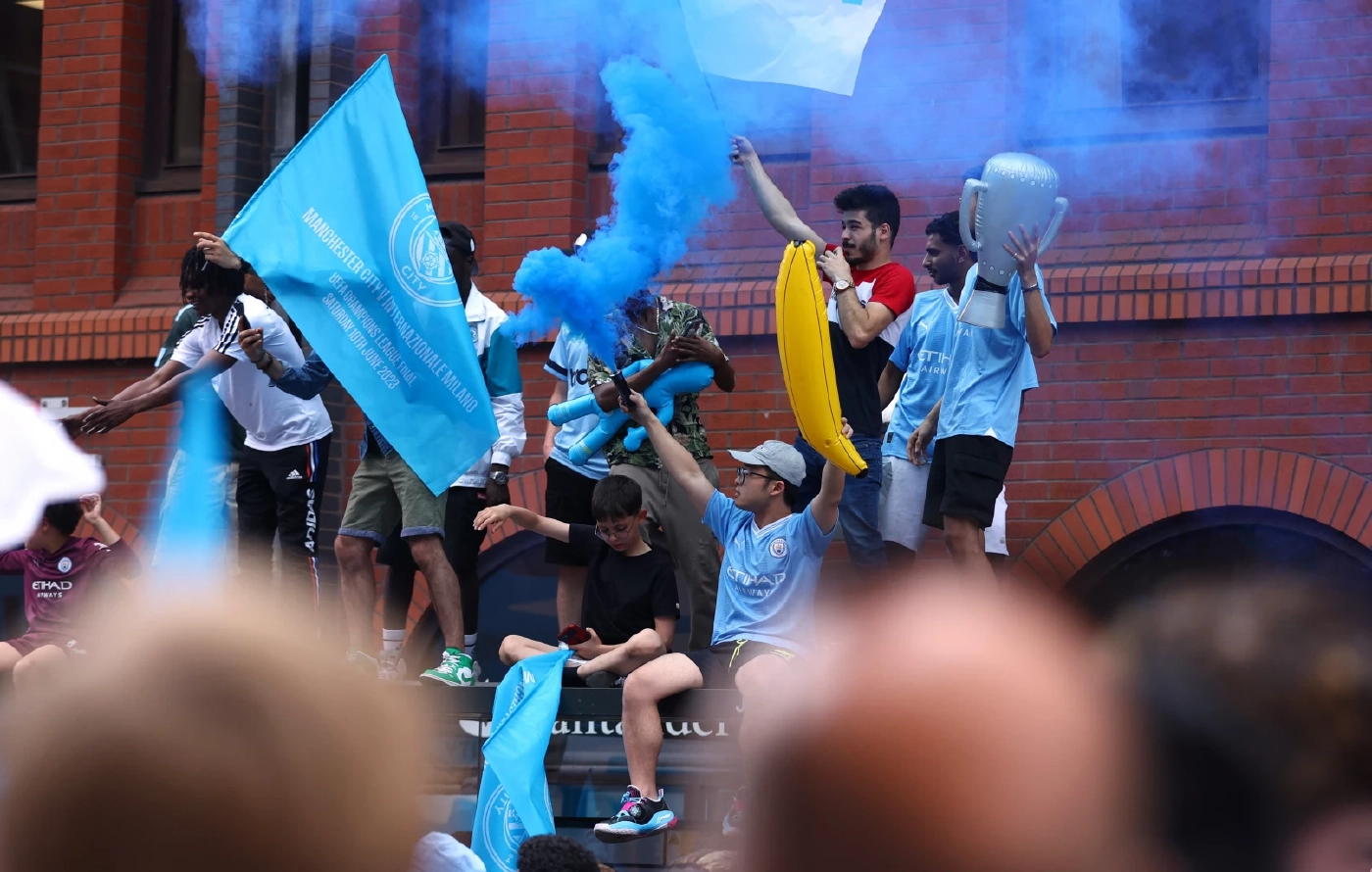 ประมวลภาพแฟนบอลเรือนแสนแห่ต้อนรับ "แมนซิตี้" พาเหรดฉลองทริปเปิลแชมป์