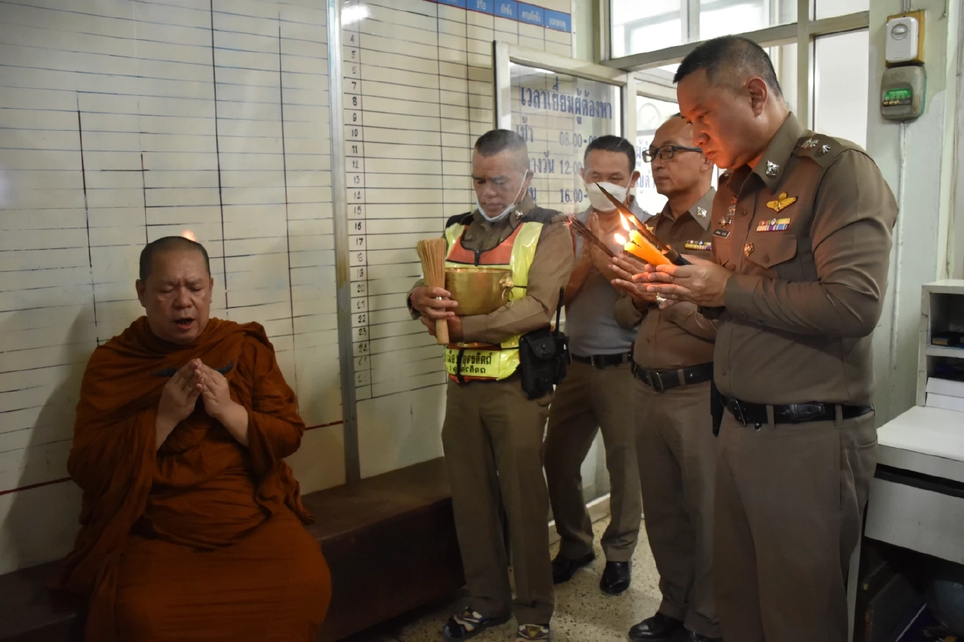 ตร.อุตรดิตถ์ ใช้มีดหมอตะปูโลงศพ 7 ป่าช้า นิมนต์พระสวดถอนวิญญาณ ผตห. ในคุก