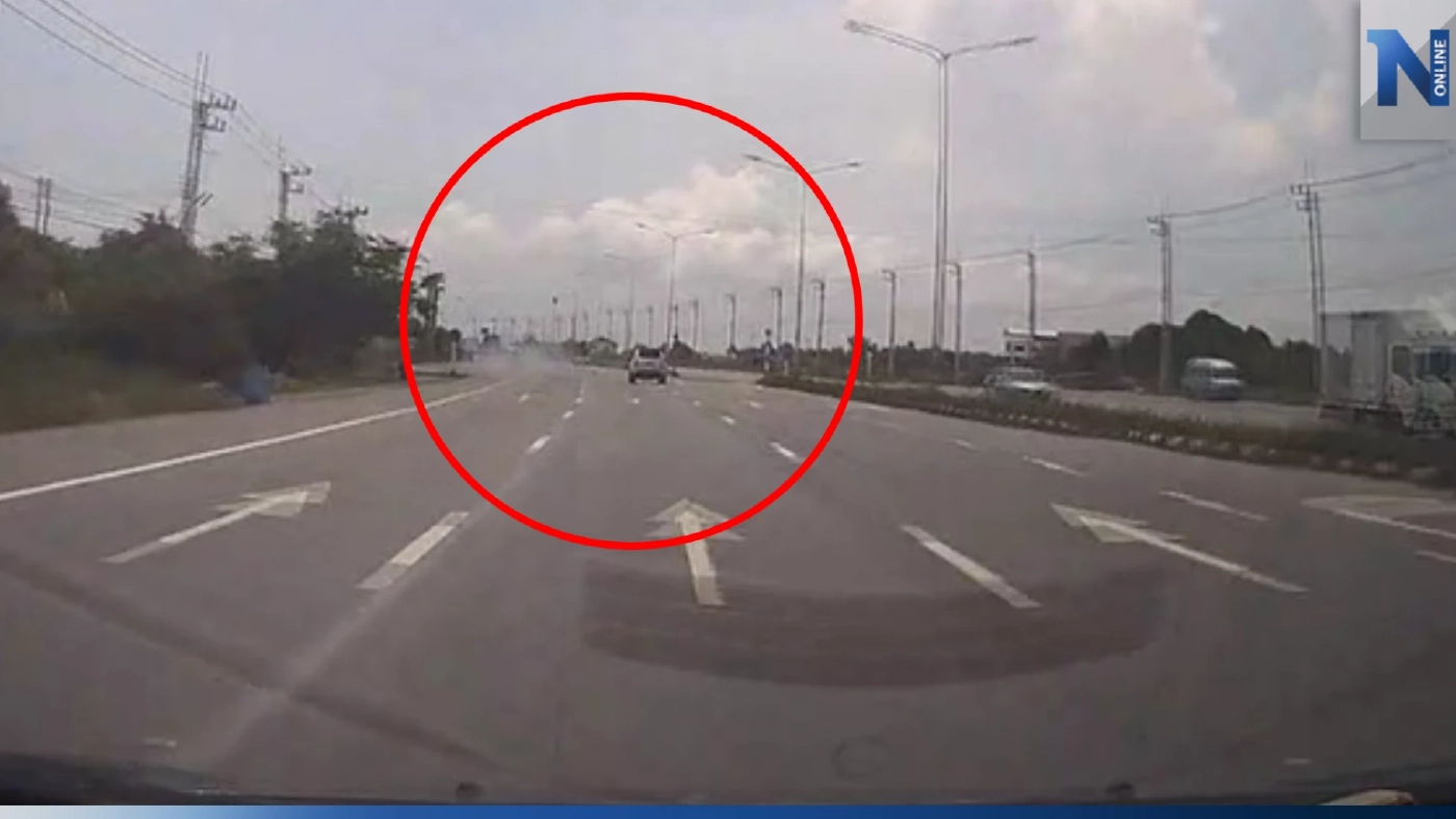 สยอง! กล้องหน้ารถจับภาพ นาทีรถแข่งกันบนถนนหลวง ชน จยย.ร่างปลิว (มีคลิป)