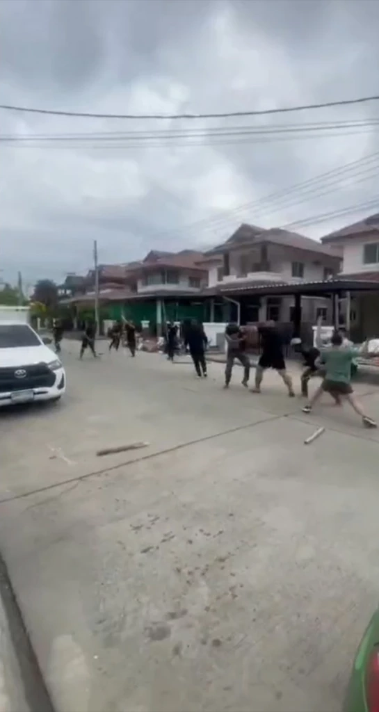 พนง.ส่งของหัวร้อน ยกพวกตีลูกค้าในหมู่บ้าน หลังถูกตำหนิกดกริ่งรัว (มีคลิป)