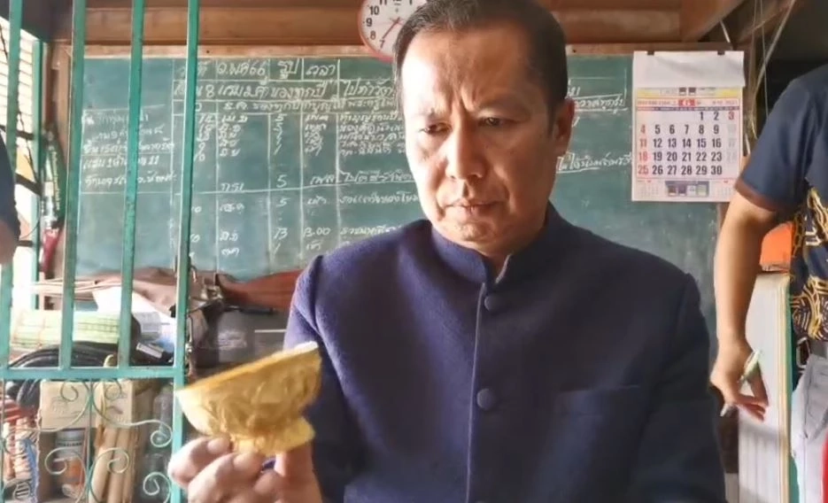 ตะลึง! วัดปรับพื้นที่สร้างศาลามณฑป ขุดเจอ "พานทองคำแท้" อายุกว่า 200 ปี