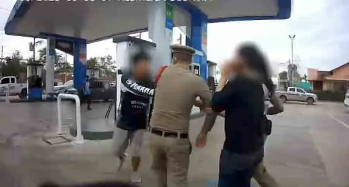 ชุลมุน! หนุ่มโดนจับท่อดัง โทรเรียกพ่อมาช่วย โวยลั่น คันอื่นเยอะแยะไม่จับ