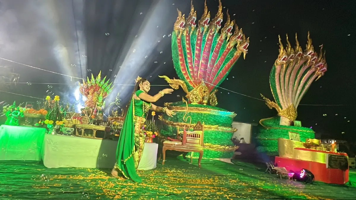 รำบวงสรวง เบิกเนตรองค์พญานาค ศรีสะเกษ ชาวบ้านแห่ส่อง"เลขธูป"เสี่ยงทาย