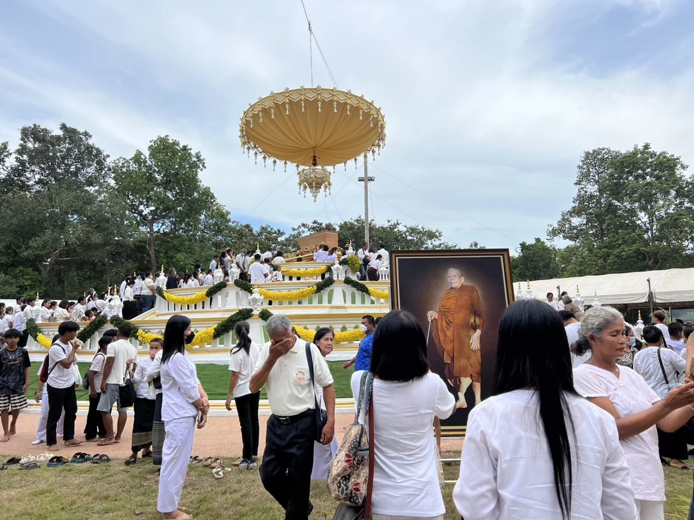 ลูกศิษย์และญาติธรรม เคลื่อนสรีระสังขาร "หลวงปู่แสง" สู่เมรุชั่วคราว