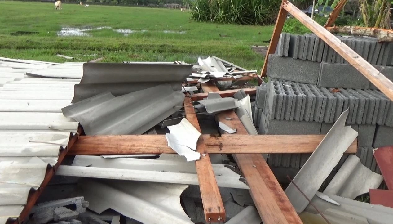 เปิดภาพพายุงวงช้าง พัดถล่มสตูล บ้านพังทับหญิงท้อง 7 เดือน-ลูกชาย เจ็บสาหัส