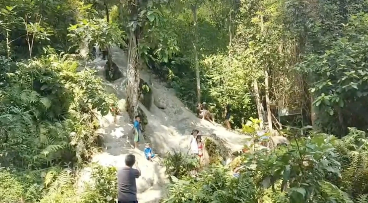 หยุดยาว นทท. พากันเล่นน้ำคลายร้อน "น้ำตกบัวตอง - น้ำพุเจ็ดสี"  เชียงใหม่