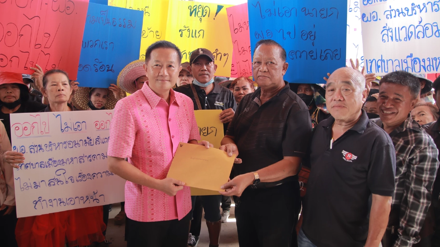 พ่อค้า-แม่ค้า เมืองมหาสารคาม แห่โลงศพไล่นายกเทศมนตรี คัดค้านรื้อปรับปรุงตลาด