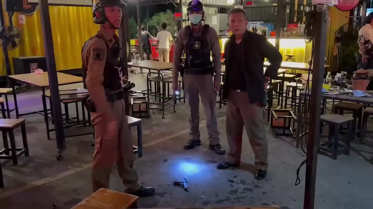 ดวลปืน ยิงสนั่นร้านเหล้าอ่างทอง ปลิดชีพ"เอก วัดจันทร์" ชนวนเหตุแค่มองหน้า