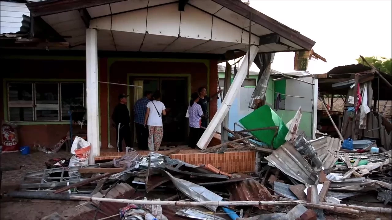 แม่หนุ่มซิ่งรถทะลุหลังคา โผล่เคลียร์เจ้าของบ้าน เรียกค่าเสียหาย 2 ล้าน