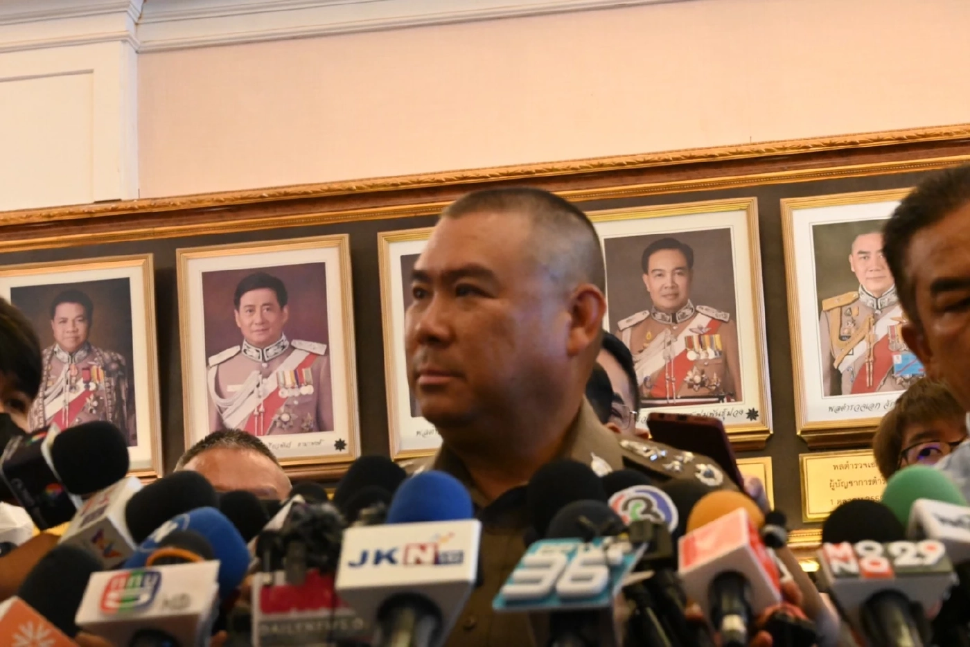 “วิโรจน์” หอบข้อมูลส่วยสติกเกอร์ ส่งถึงมือ จตช.