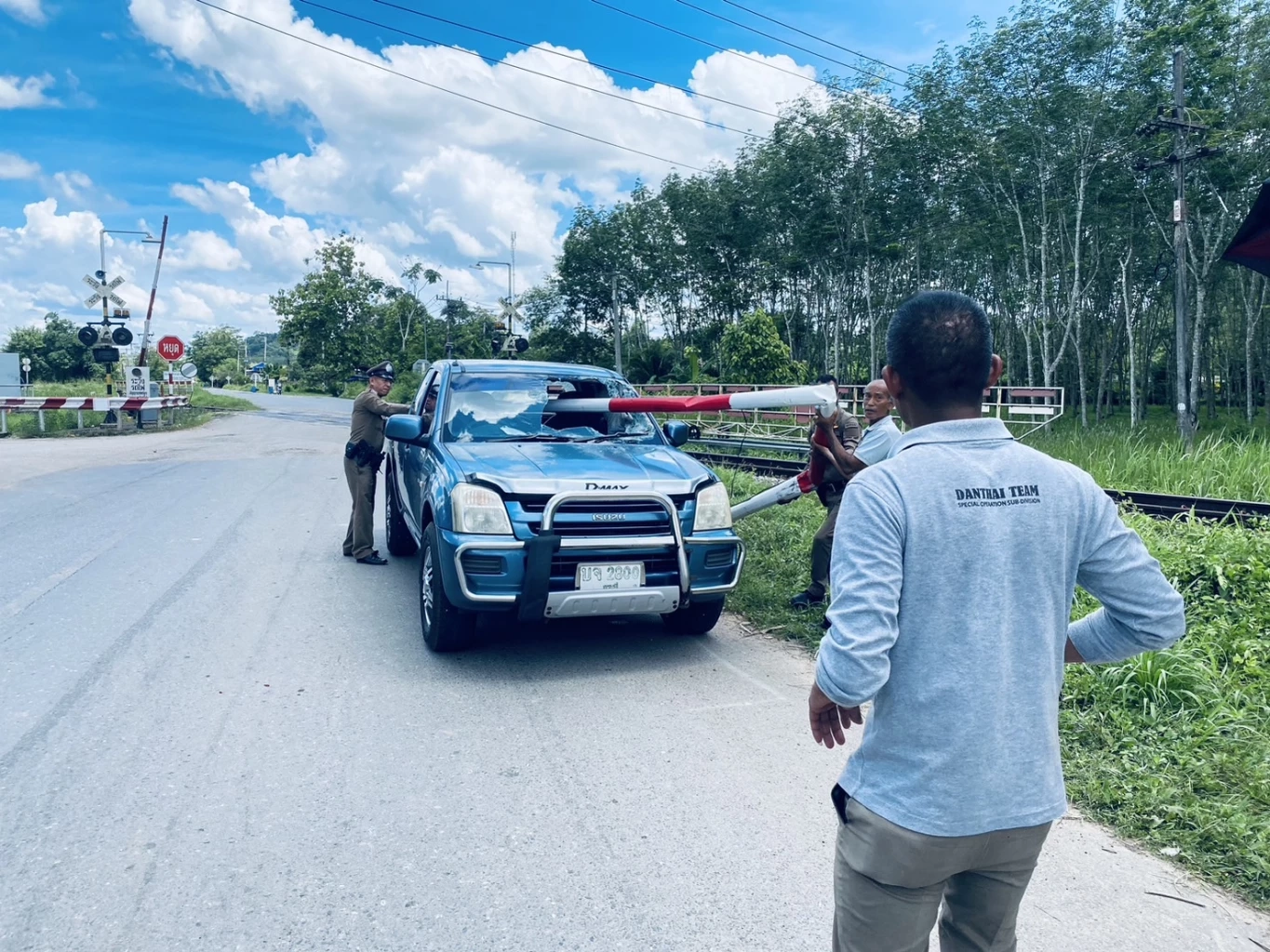 ไม้กั้นจุดตัดรถไฟสุดอันตราย ร่วงทับรถพังทีเดียว 2 คัน แถมยังเกิดเหตุซ้ำซาก