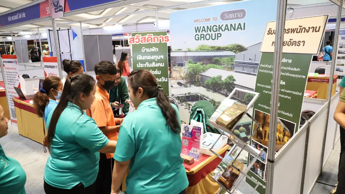 กลิ่นความเจริญ! ชาวโคราชแห่สมัครงานกว่า 1 หมื่นอัตรา หวังได้ค่าแรง 450 จริง