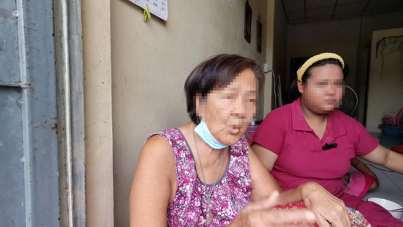 นางสมนึก​ โตษะณีย์​ อายุ​ 78 ปี​ ผู้เป็นยาย