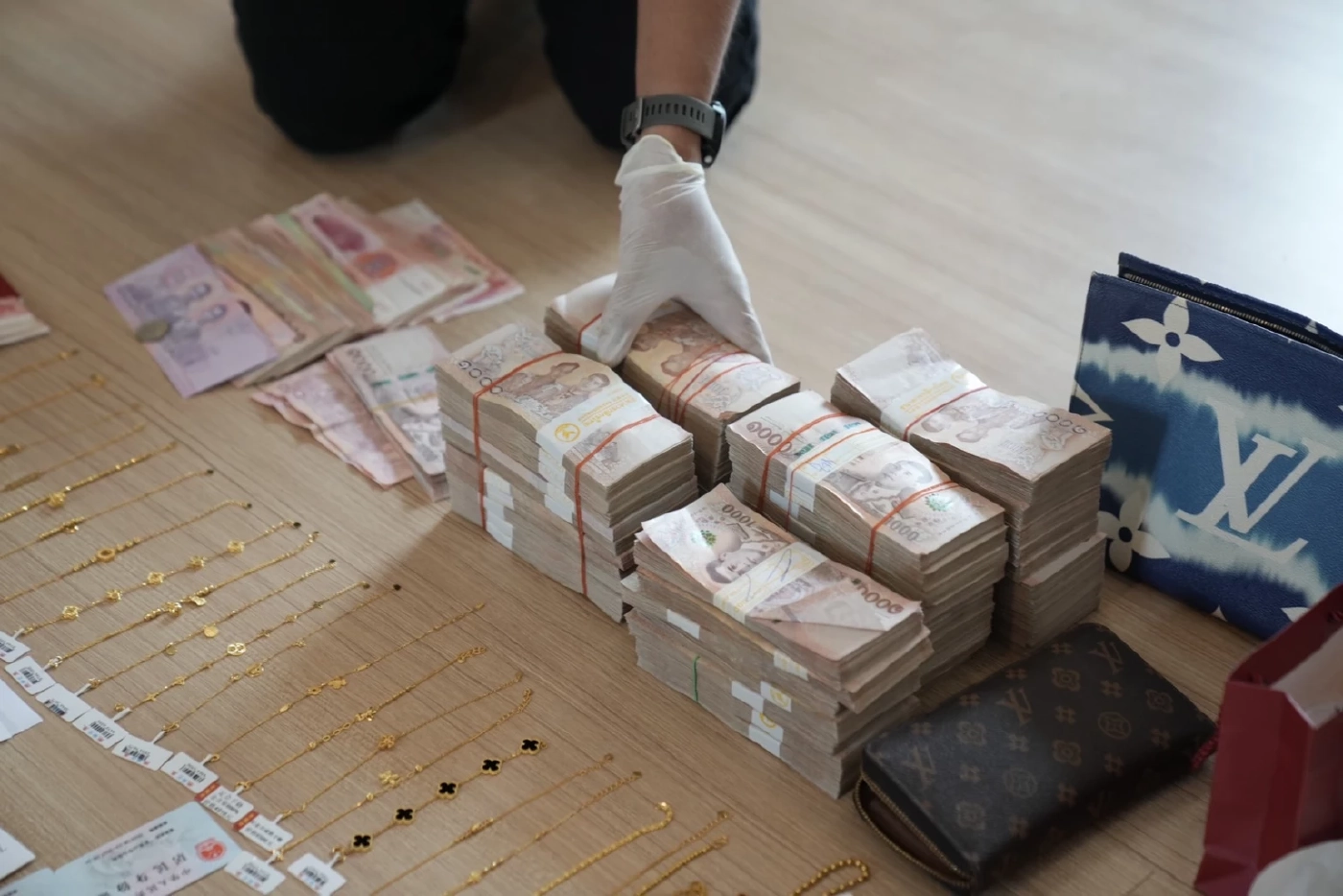 ทลายเครือข่ายแก๊งคอลเซ็นเตอร์ “ไฮบริดสแกม” อ้างสำนักทรัพย์สินตุ๋นเทรดทอง