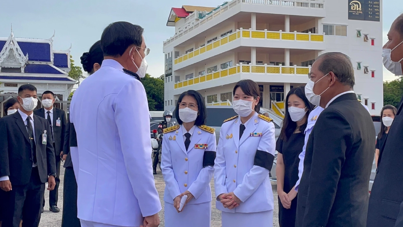 นายกรัฐมนตรีพร้อมภริยา ร่วมพิธีสวดพระอภิธรรม "ผู้ว่าฯหมูป่า" คืนที่ 3