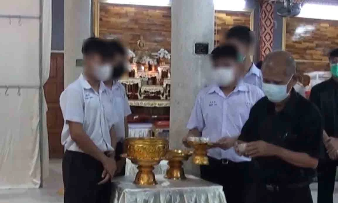 เพื่อนนักเรียน ม.3 ดิ่งเสาสัญญาณโทรศัพท์ มอบหลักฐานครูกดดัน-บังคับคุกเข่า