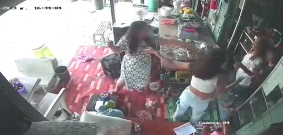 เปิดคลิป แก๊งโจ๋นครนายกสุดโหด ซิ่งไล่ล่าทำร้ายนักท่องเที่ยว ทุบรถพังยับ