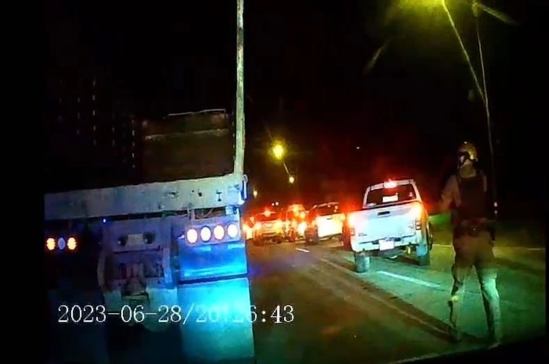 เปิดคลิปล่าระทึก! หนุ่มคลั่งขโมยรถสิบล้อ ซิ่งชนดะฝ่าวงล้อมตำรวจ