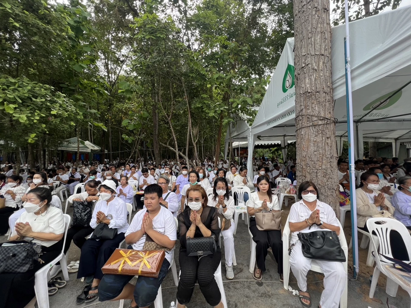 ลูกศิษย์และญาติธรรม เคลื่อนสรีระสังขาร "หลวงปู่แสง" สู่เมรุชั่วคราว