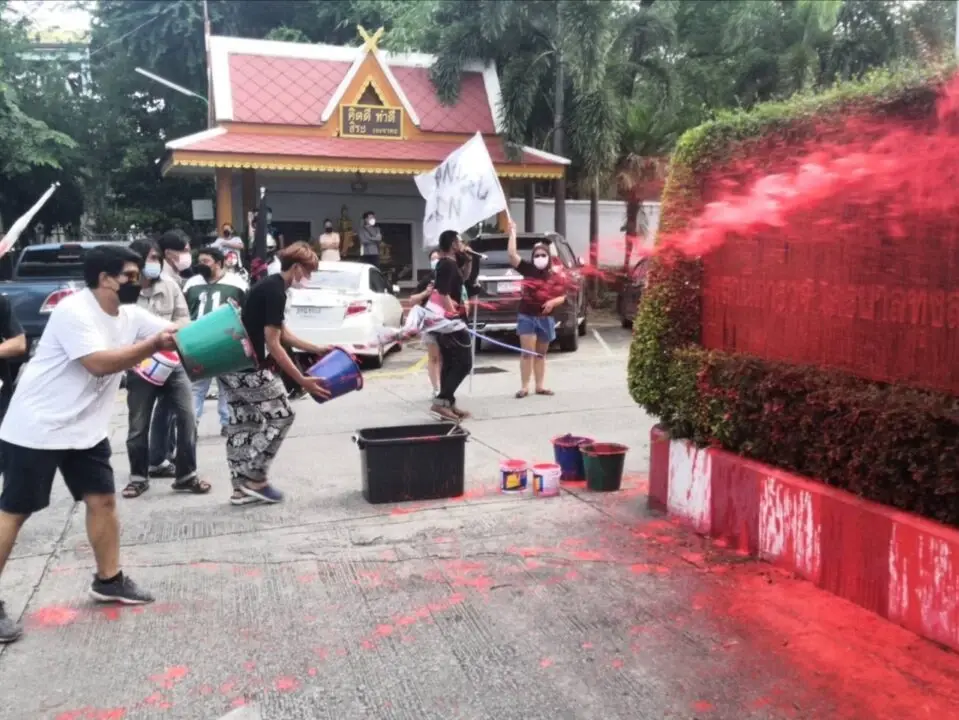 ศาลสั่งจำคุก 1 ปี ปรับ 6 พัน “ไผ่ ดาวดิน”กับ “ยาใจ ทะลุฟ้า” สาดสี สน.ทุ่งสองห้อง