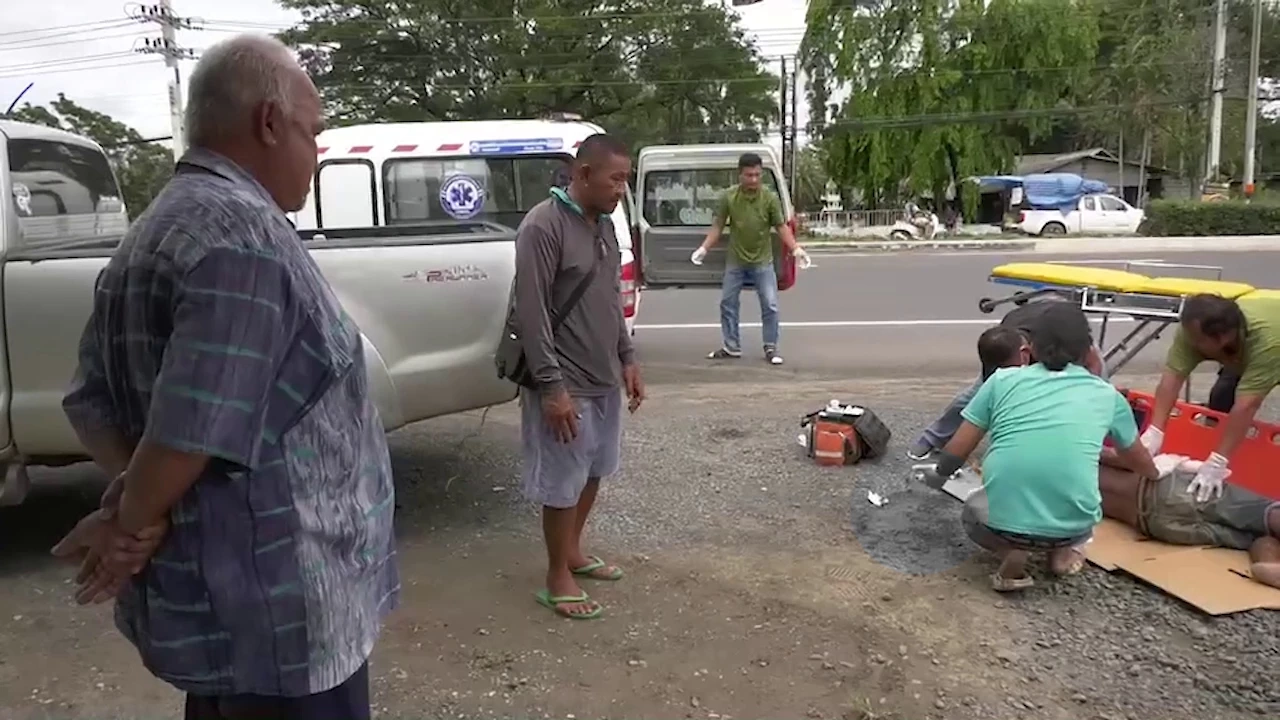 พ่อเหลืออด เห็นลูกไม่ทำงาน แถมก่อเรื่องวุ่น คว้าอีโต้ฟันนิ้วขาดกระเด็น