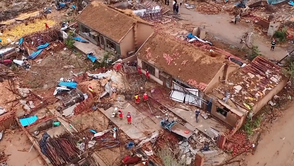 พายุทอร์นาโดถล่มจีน เจ็บ 13 บ้านพังหลายสิบหลัง