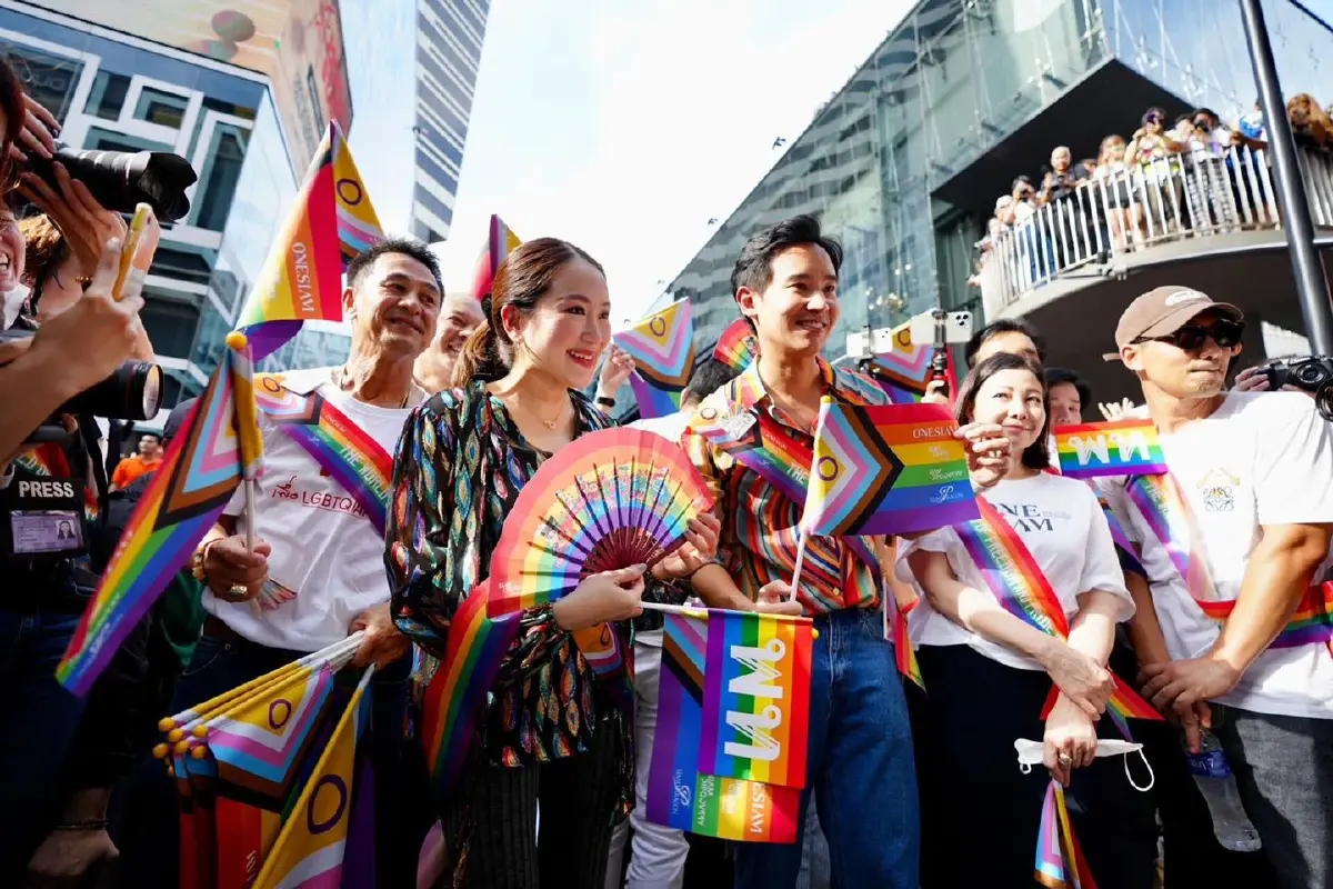 4 มิ.ย.66 พรรคเพื่อไทย ภายใต้การนำของ อุ๊งอิ๊งค์ แพทองธาร ชินวัตร หัวหน้าครอบครัวเพื่อไทย พิธา ลิ้มเจริญรัตน์ หัวหน้าพรรคก้าวไกล เข้าร่วมงานบางกอกไพรด์ 2023 