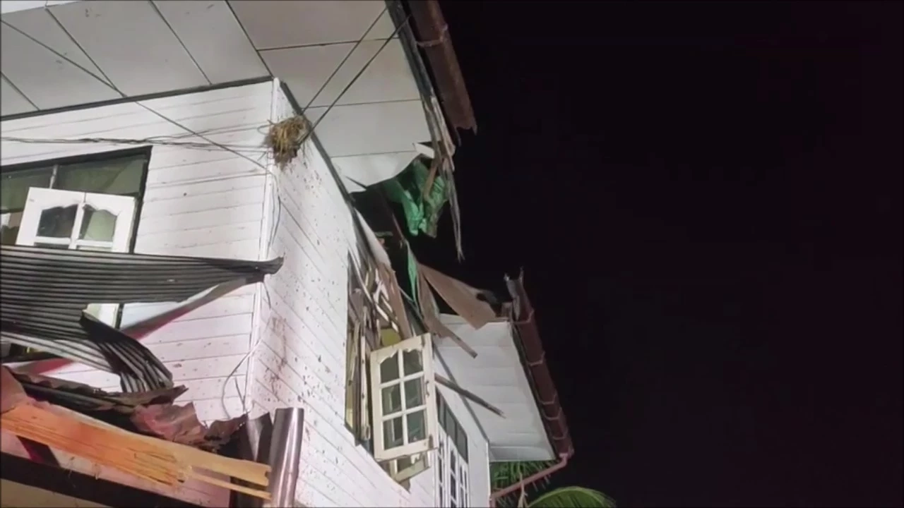 อย่างกับในหนัง! รถกระบะแฉลบน้ำ เหินฟ้าพุ่งชนหลังคาบ้านสองชั้น (มีคลิป)