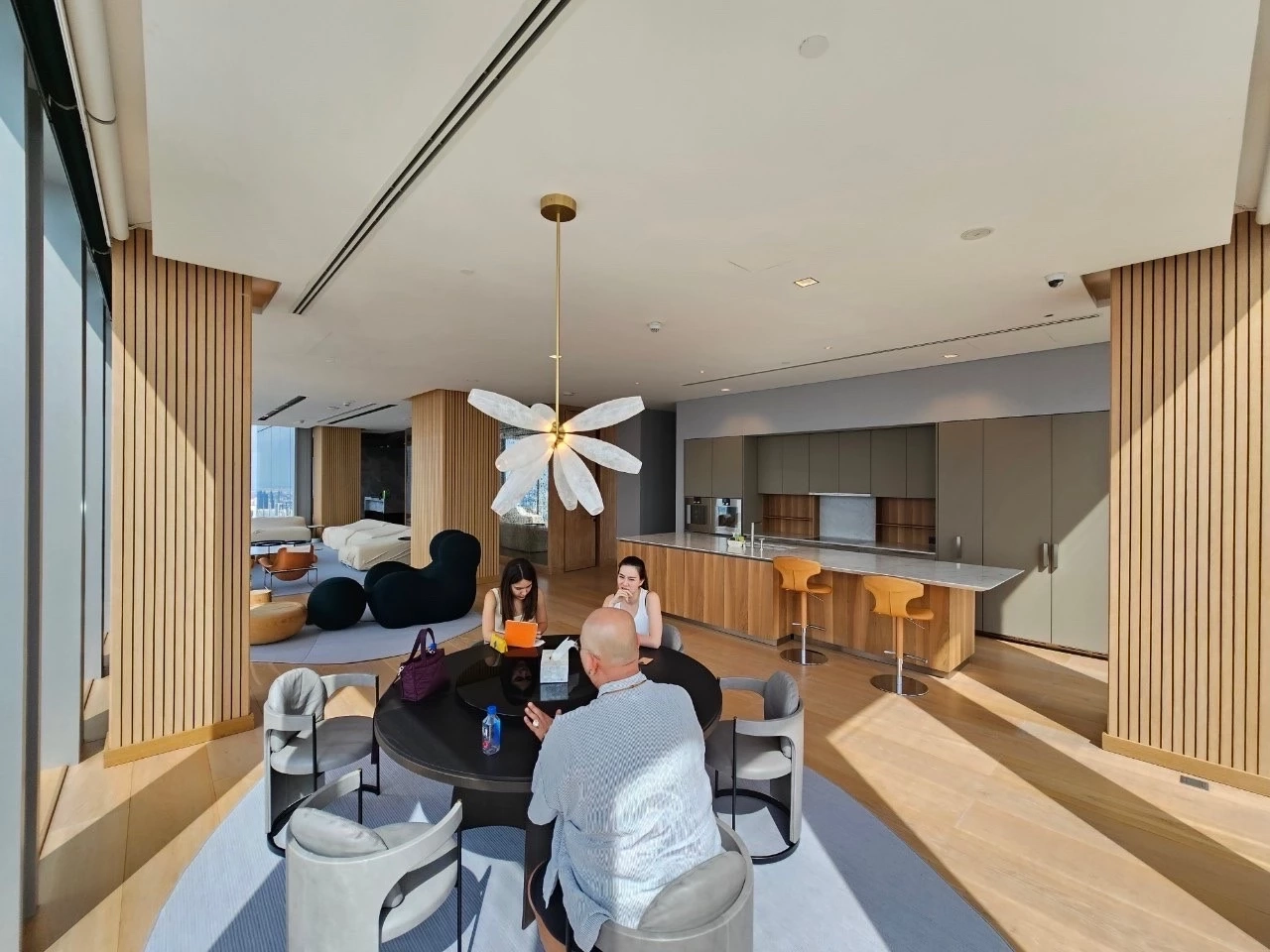 ซินแสเป็นหนึ่ง ยกนิ้ว ฮวงจุ้ยคอนโด สาวแซ่บคนนี้สุดปัง 