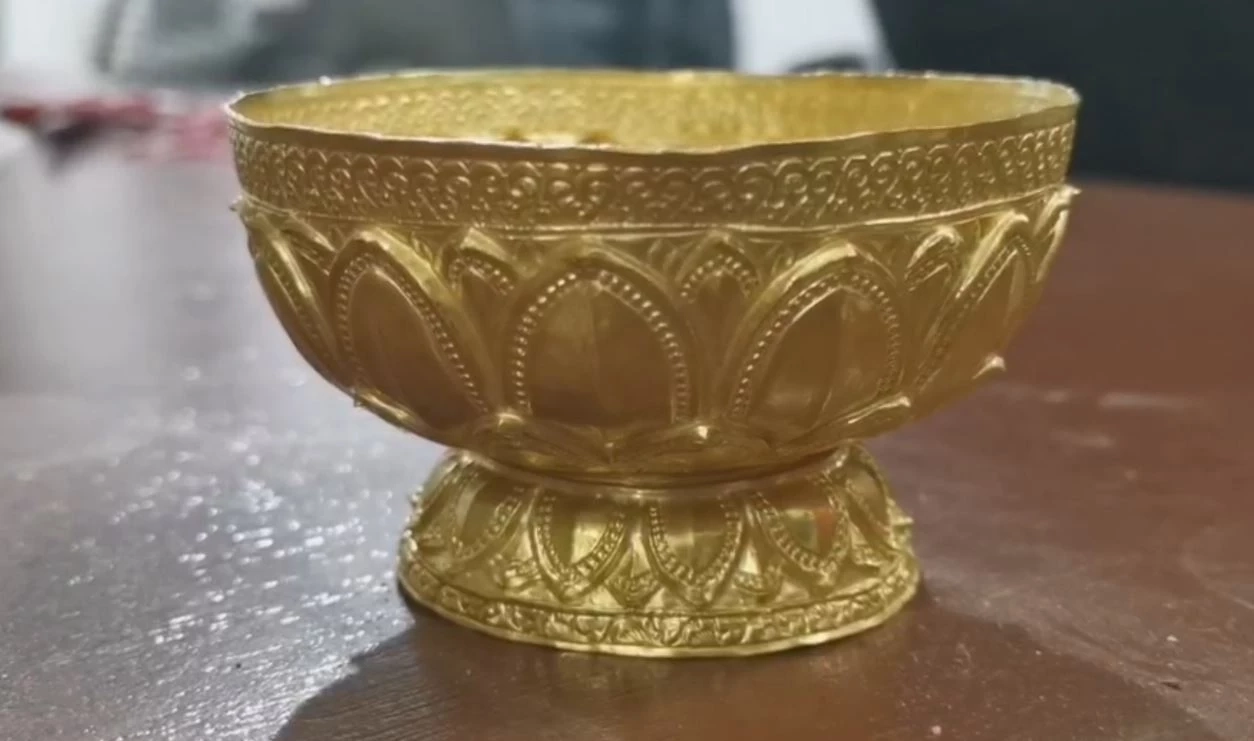 พ่อเมืองสุราษฎร์ฯ ลงตรวจสอบ "พานทองคำแท้" หลังขุดเจอในวัด