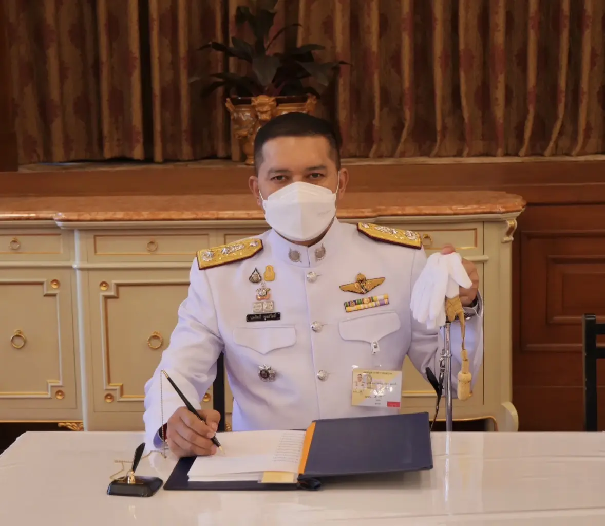 "ผบช.น.-รอง ผบช.น." ลงนามถวายพระพร "พระราชินี"
