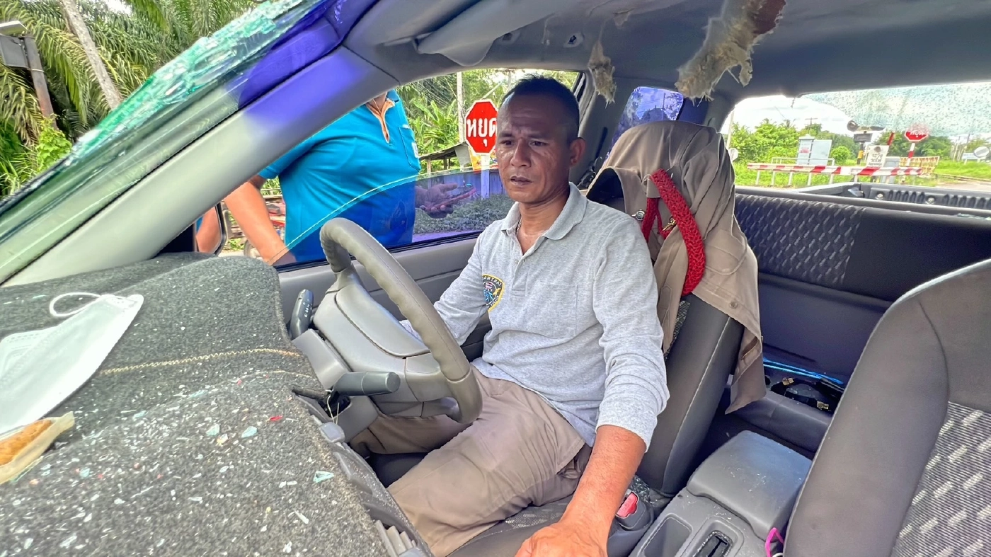 ไม้กั้นจุดตัดรถไฟสุดอันตราย ร่วงทับรถพังทีเดียว 2 คัน แถมยังเกิดเหตุซ้ำซาก