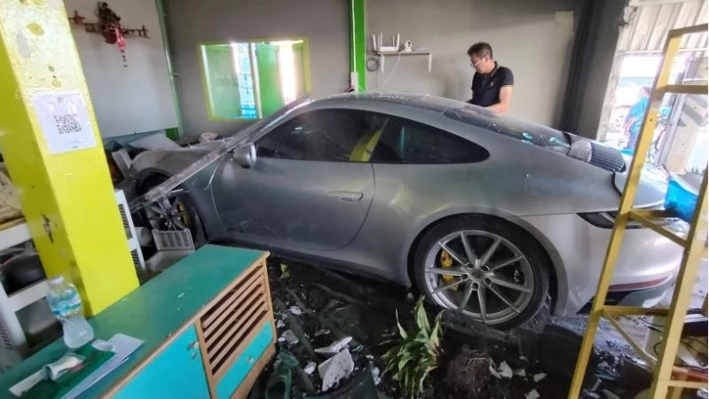 รอง ผบ.ตร. สั่งผู้การแปดริ้ว เร่งเอาผิดรถรถสปอร์ต แข่งซิ่งชนรถนักเรียนเจ็บ