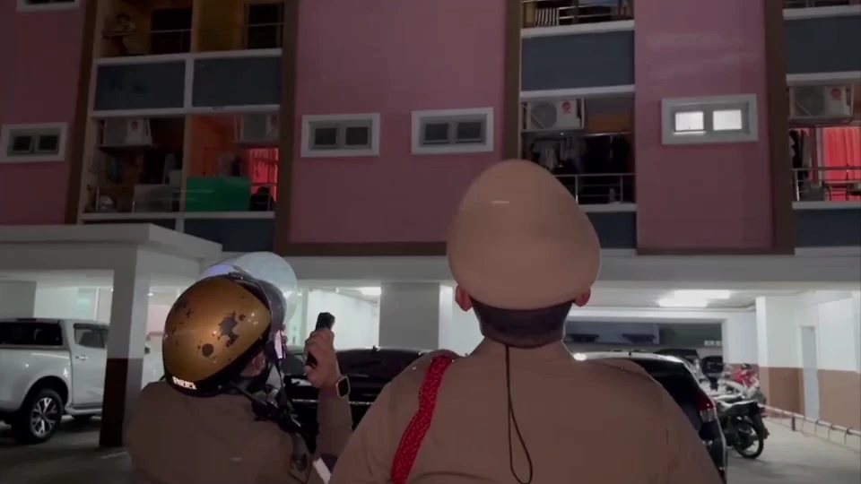 หนุ่ม 19 ปี สภาพเปลือยกาย พลัดตกตึก 6 ชั้นปริศนา สาหัส เพื่อนร่วมห้องหลับสนิท