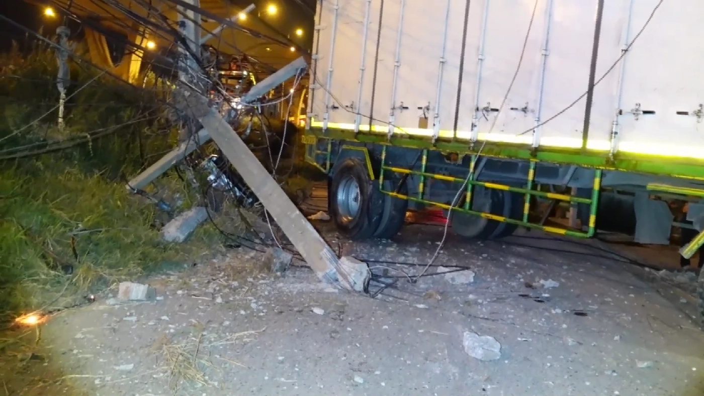 คนขับหลับใน รถพ่วงตกคอสะพาน พุ่งชนเสาไฟ บ้านเรือน คนในบ้านบาดเจ็บ