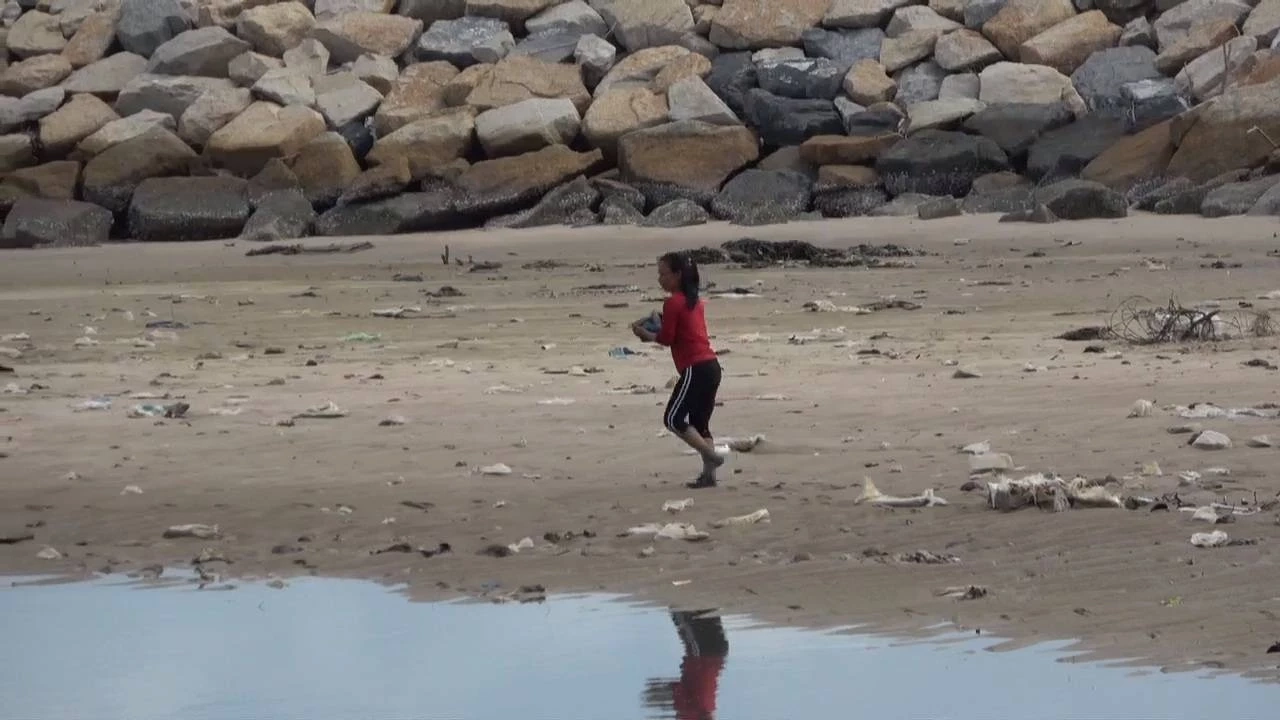 ผวาสารพิษ ปลาตายผิดธรรมชาติ เกลื่อนคลองระยอง เตือนนำไปทำอาหารต้องระวัง