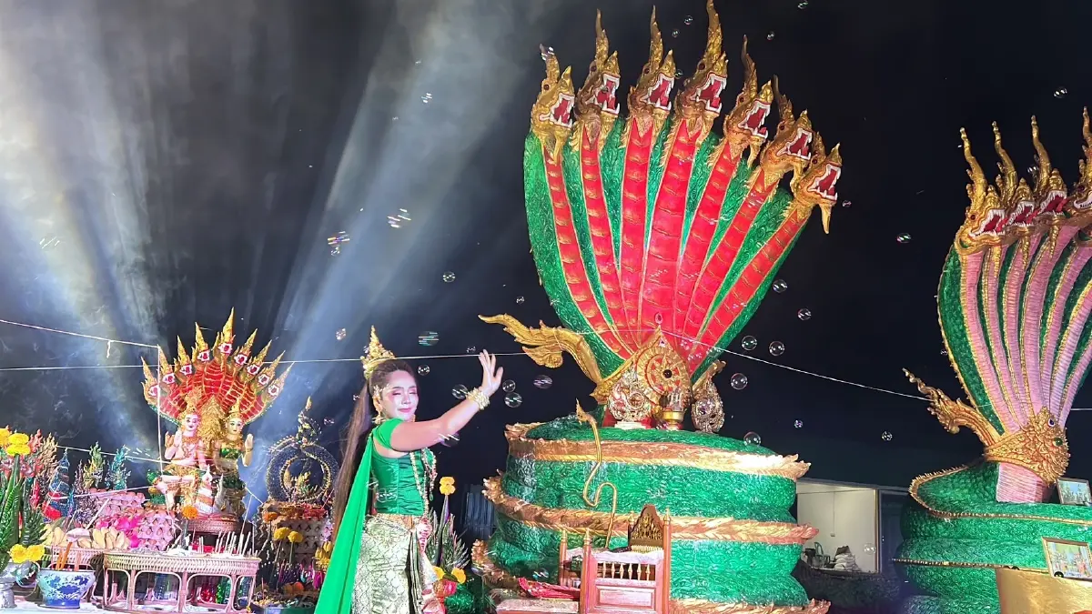 รำบวงสรวง เบิกเนตรองค์พญานาค ศรีสะเกษ ชาวบ้านแห่ส่อง"เลขธูป"เสี่ยงทาย