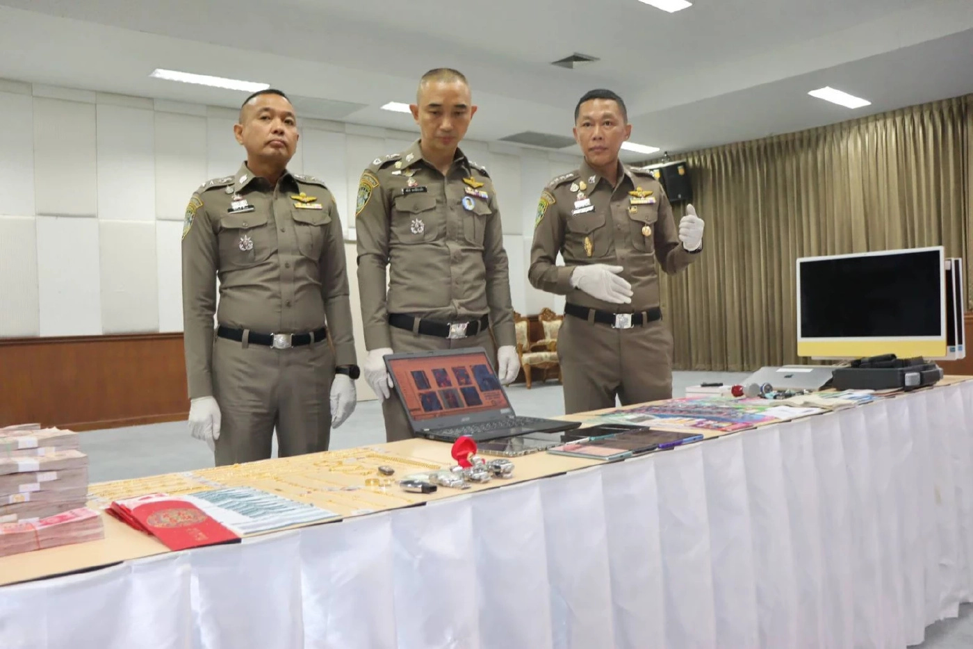 ทลายเครือข่ายแก๊งคอลเซ็นเตอร์ “ไฮบริดสแกม” อ้างสำนักทรัพย์สินตุ๋นเทรดทอง