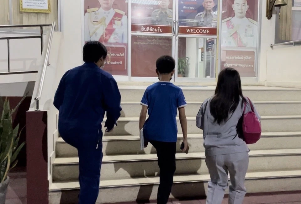 แม่เดือด! แจ้งจับครูคณิตศาสตร์ เขวี้ยงปากกาหวิดเข้าตาลูก