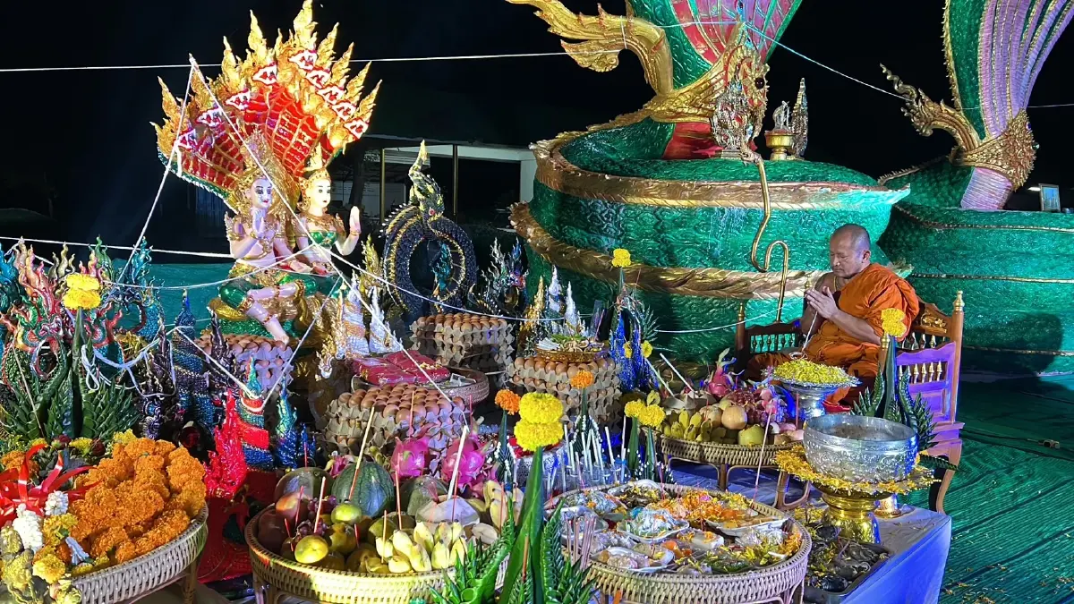 รำบวงสรวง เบิกเนตรองค์พญานาค ศรีสะเกษ ชาวบ้านแห่ส่อง"เลขธูป"เสี่ยงทาย